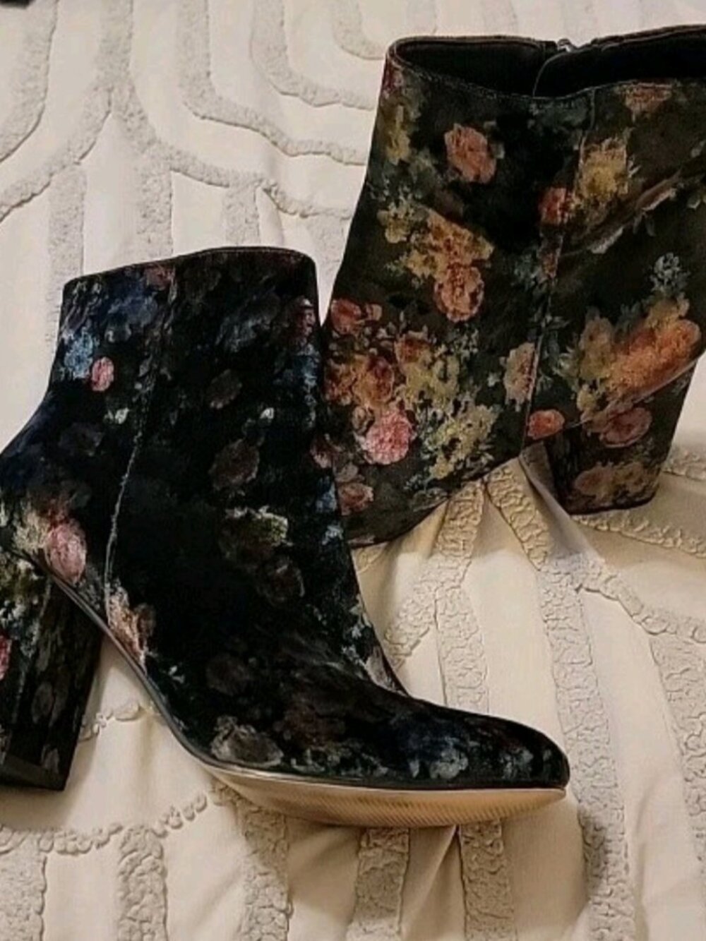 Limelight Monique Floral Velvet Booties Size 9.5